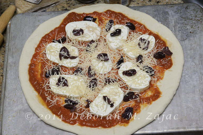 Kalamata Olive and Cheese Pizza_9817
