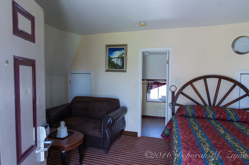 N°16 WigWam Motel Room Interior